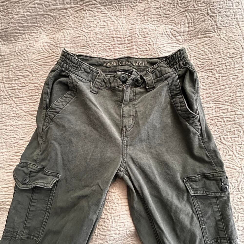 Army green American Eagle cargo pants tapered leg